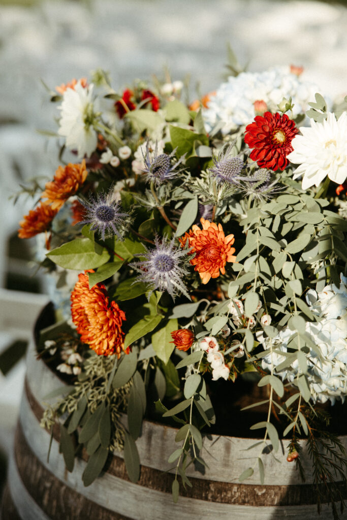 Floral Palette in Whites, Reds, Oranges, Mauve, and Blue: Vibrant floral colors of whites, reds, oranges, mauve, and blue create an elegant and harmonious atmosphere.